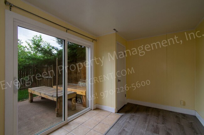 Building Photo - Updated Garden Level Apartment in Central ...
