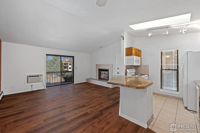 Building Photo - Top Floor 2bed/2bath Condo - Open Floor Pa...