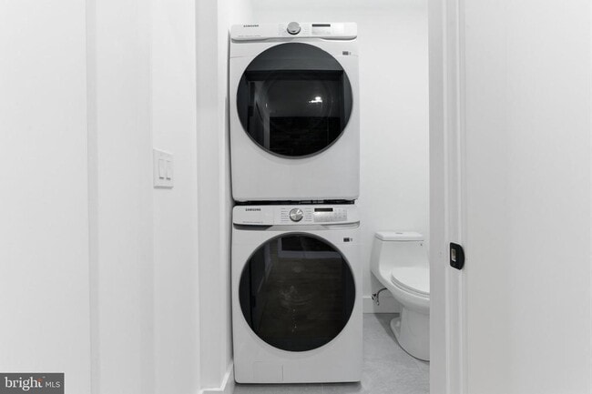 Building Photo - 2724 E Somerset St