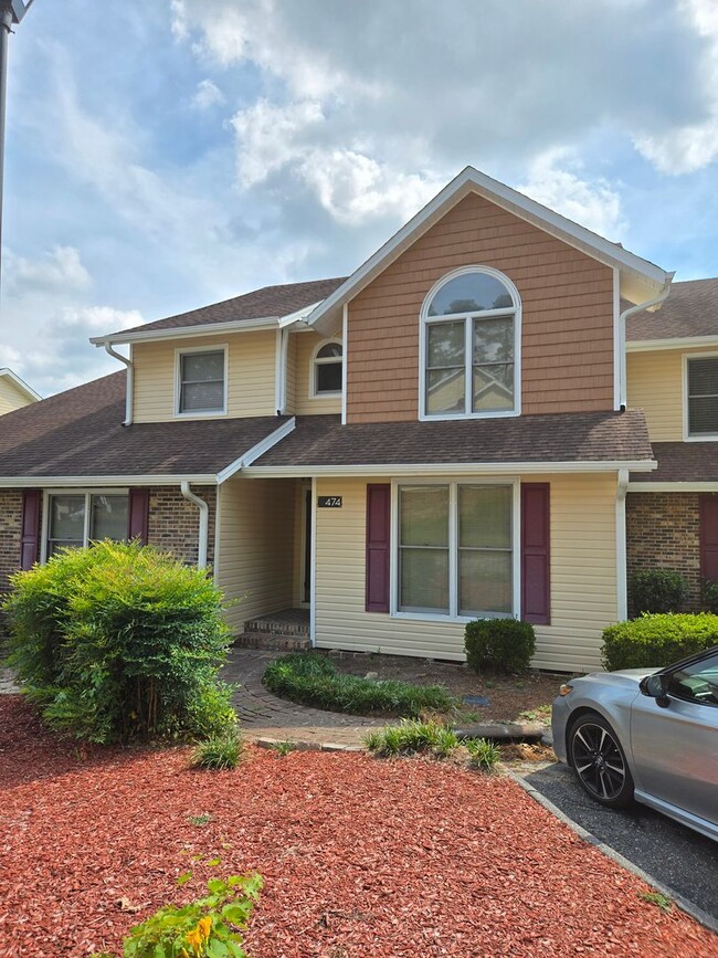 Primary Photo - Spacious Townhouse for Rent!