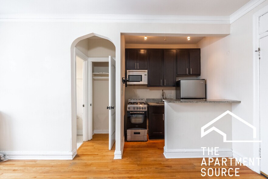 Building Photo - 4616 N Paulina St