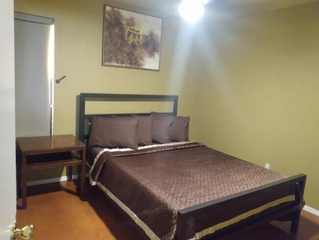 Building Photo - 1327 E Pierce St