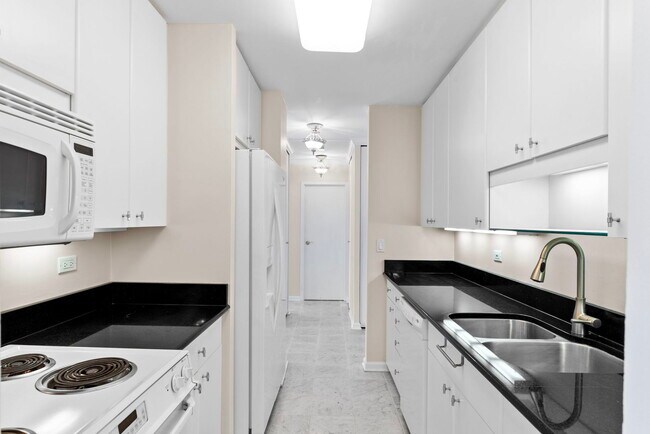 Building Photo - 111 E Chestnut St