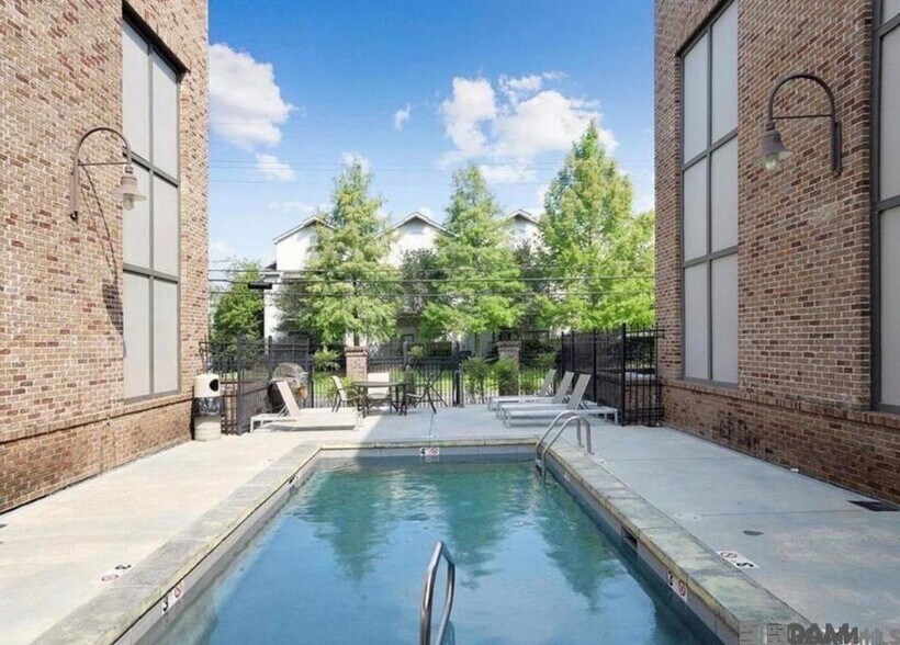 Building Photo - 333 E Boyd Dr