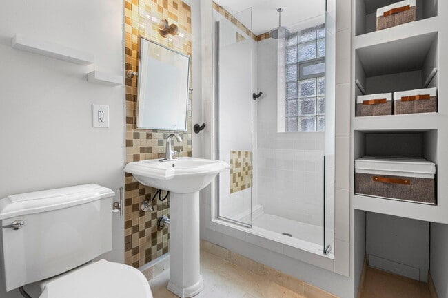 Building Photo - 537 W Brompton Ave