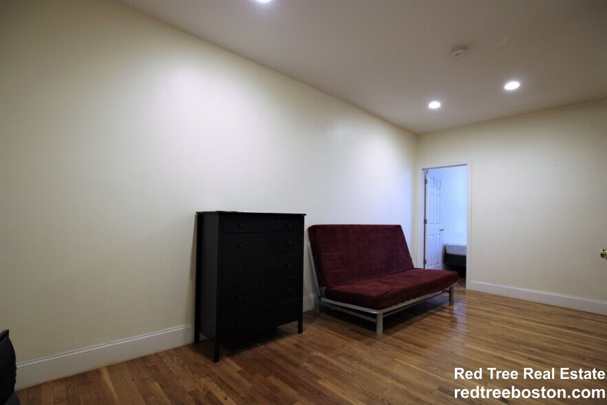 Building Photo - 1868 Commonwealth Ave