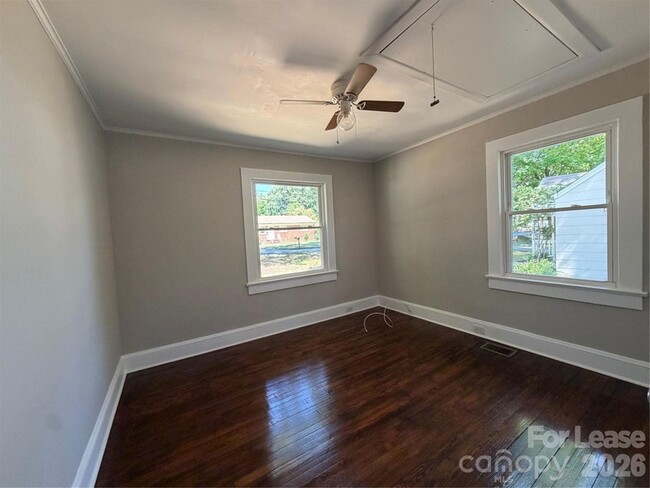 Building Photo - 704 N Miller Ave