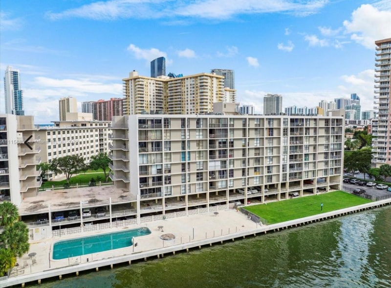 Building Photo - 17500 N Bay Rd