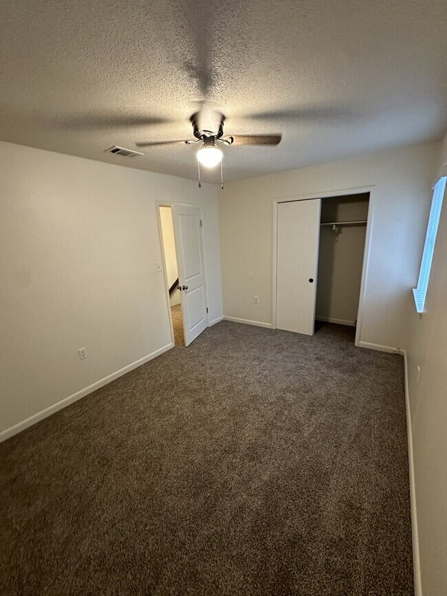 Building Photo - "Charming 2-Bedroom Townhouse in Ft Walton Beach!"