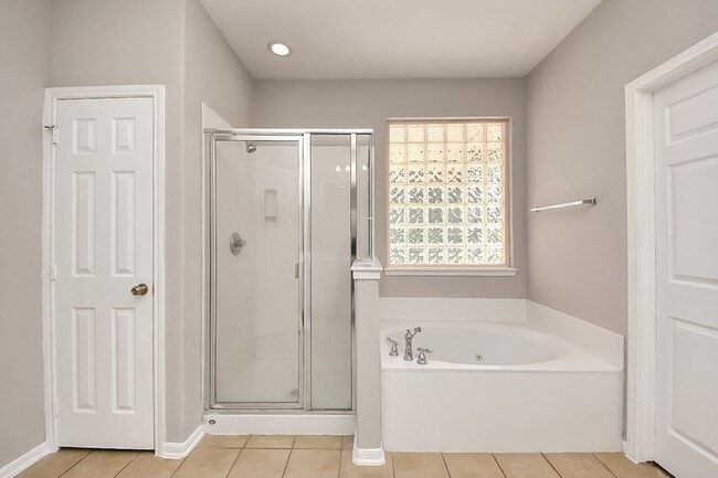 Building Photo - 4422 Roundtree Ln