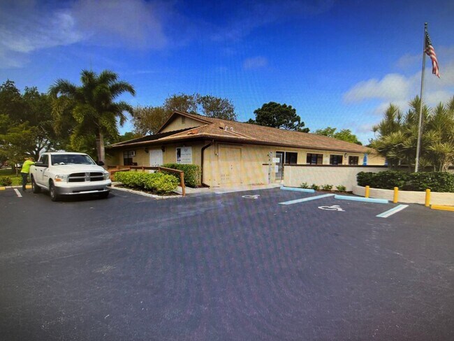 Building Photo - 55+ Gem minutes to Bradenton Beach