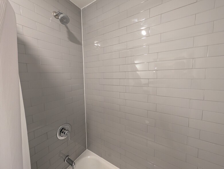 Building Photo - 531 W Aldine Ave