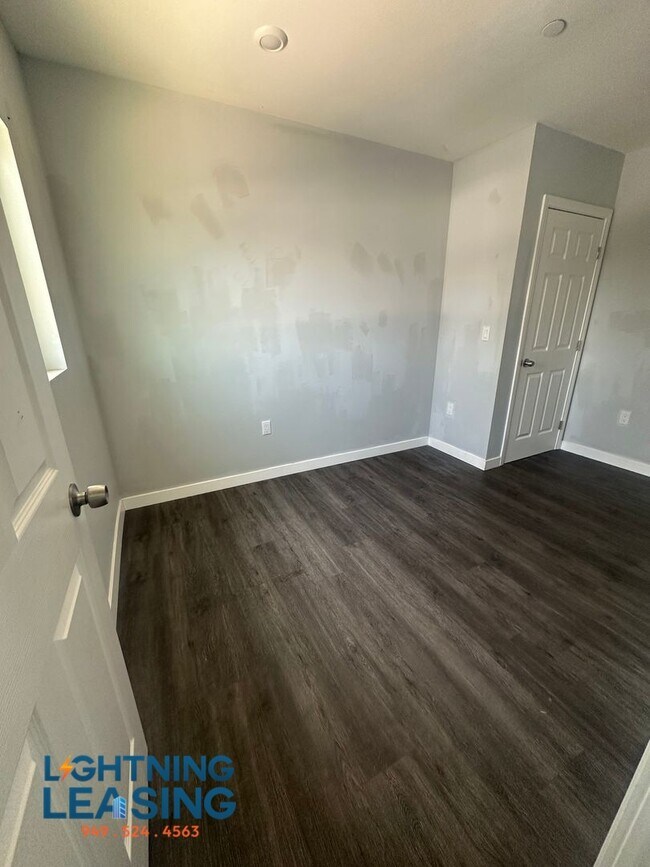 Building Photo - 5859 1/2 West Blvd-5859 1/2D