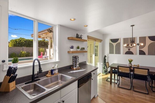 Building Photo - COMING SOON! Fully Furnished 3 Bedroom 3 Bathroom Home in Old Town Scottsdale