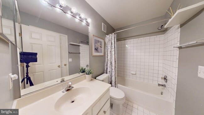 Building Photo - 725 Massey Ln