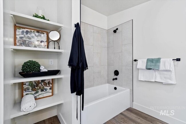 Building Photo - 384 London St