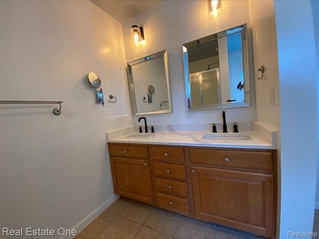 Building Photo - 2043 Vermont Ave