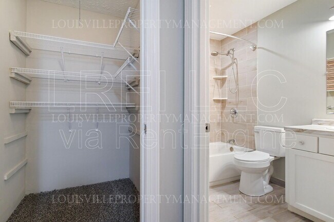 Building Photo - 7096 Wildwood Cir