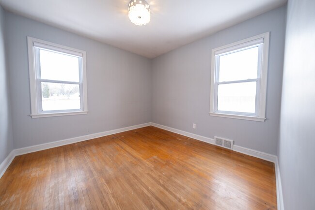 Building Photo - 22925 Oakdale Dr