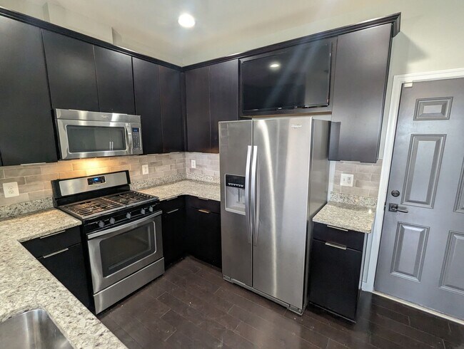 Building Photo - Two Level END UNIT condo in East of Market...