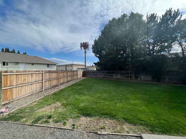 Building Photo - Newly Remodeled! Close to CWU 4 Rooms !!