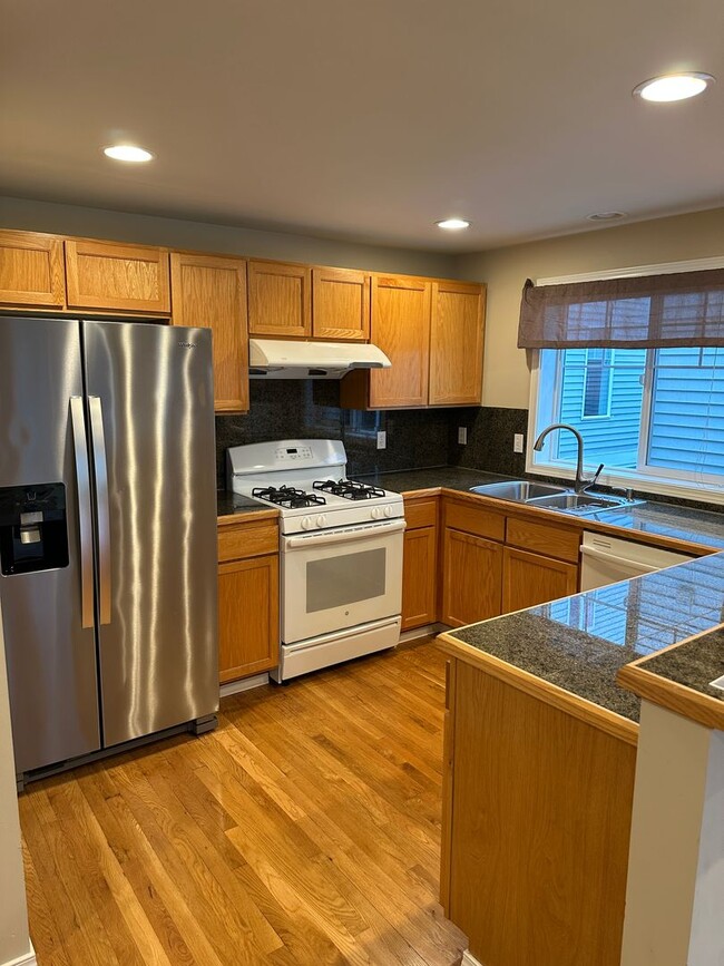 Building Photo - 3 bed 2 bath Townhome Green Lake Neighborh...