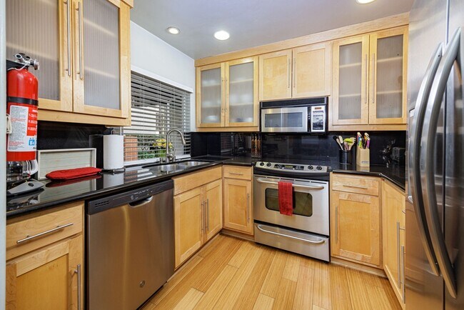 Building Photo - Long-Term | Vacation Rental | Laguna Beach