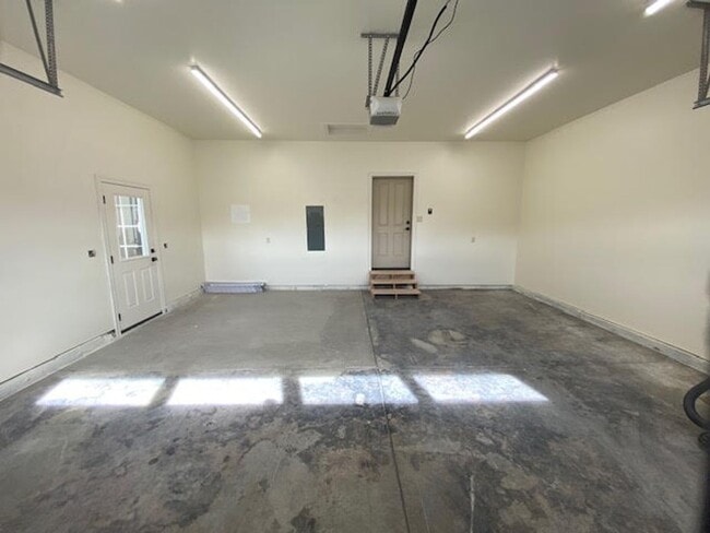 Building Photo - Beautifully Designed 3 Bed Home