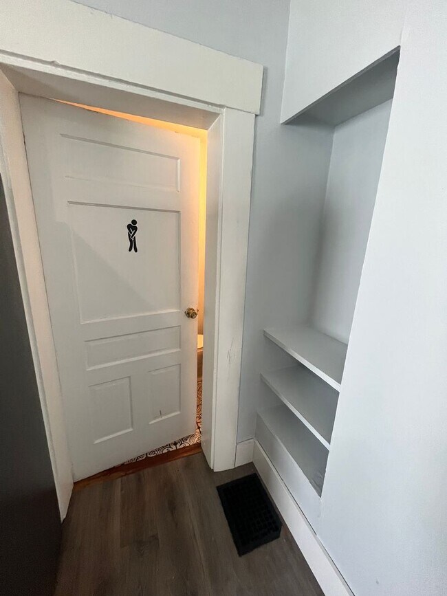 Building Photo - 816 Main St