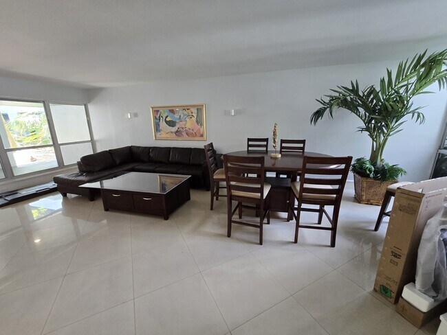 Building Photo - 1700 NW North River Dr