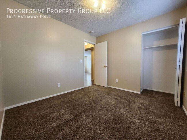 Building Photo - 1421 Hathaway Dr