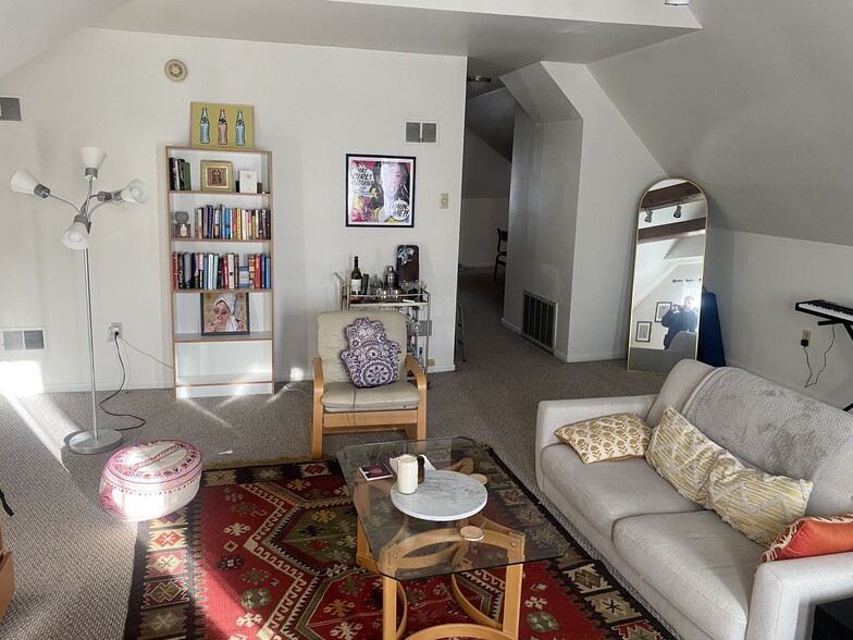 Living Rooom - 525 Shady Ave