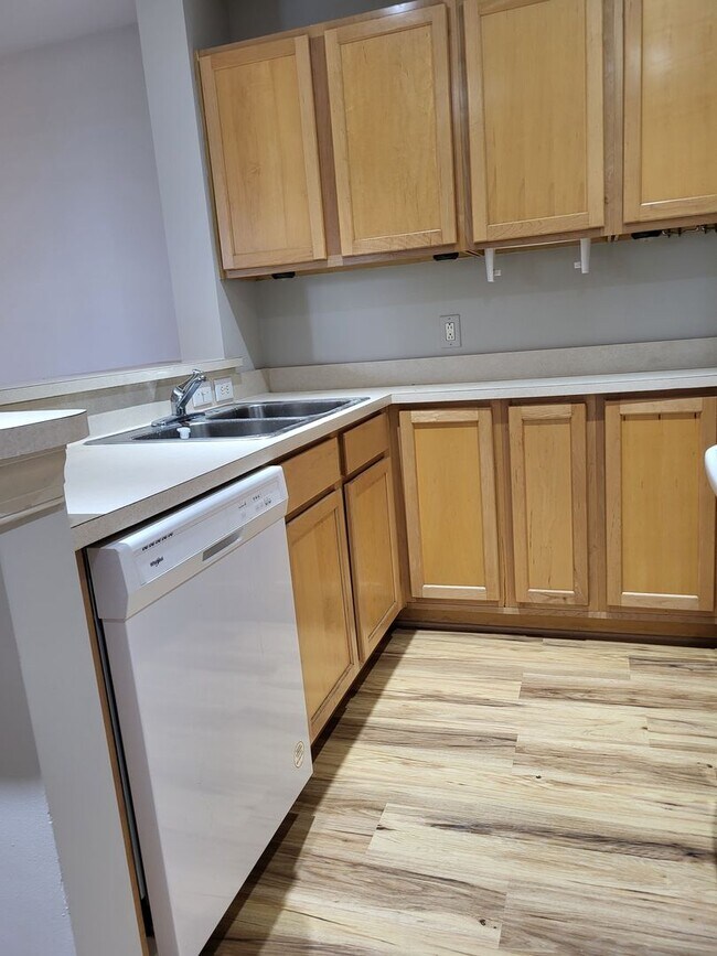 Building Photo - 2 bedroom Condo In Gateway Plaza