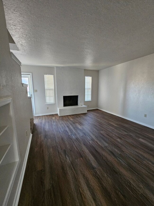 Building Photo - Two-Story Townhome w/ Over 1000 sqft! Avail NOW!