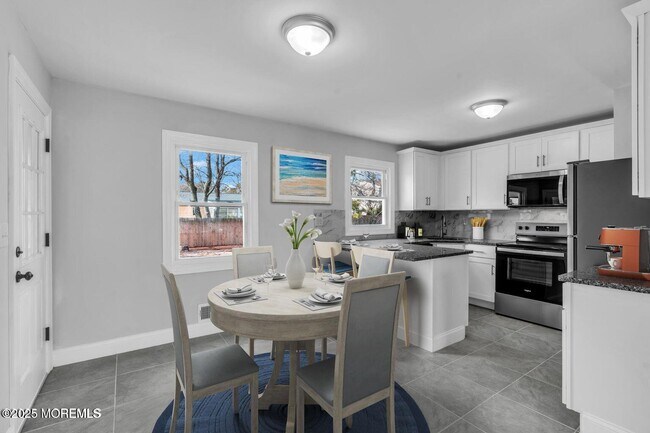 Building Photo - 382 Dogwood Dr