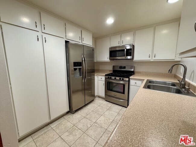 Building Photo - 1348 E Hillcrest Dr