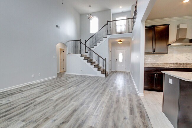 Building Photo - mega Huge wow. 4 bed 3 bath.