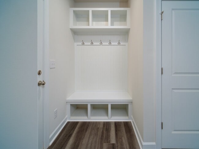 Building Photo - "Charming 3-Bedroom Retreat with 2.5 Baths in the Heart of Belmont!"