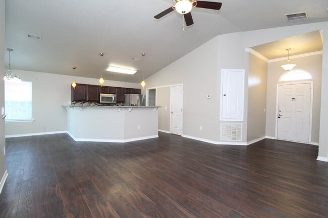 Building Photo - Coming 10/17 – 3BR/2BA with Fenced Yard in...