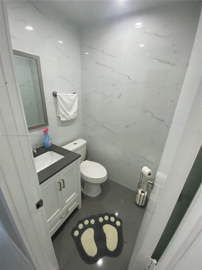 Building Photo - 7010 SW 144th Pl