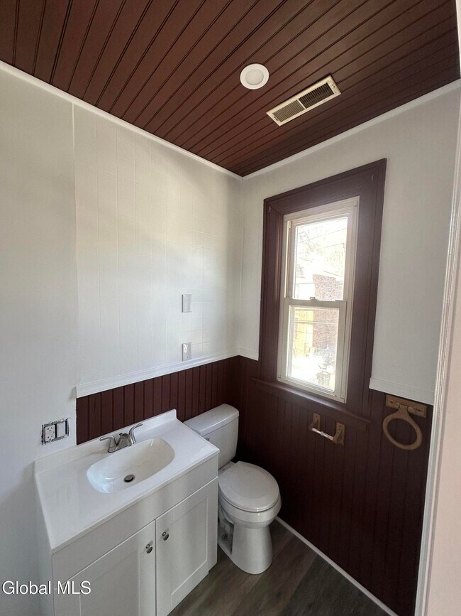 Building Photo - 850 Peoples Ave