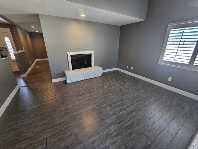Building Photo - 2975 Robin Rd