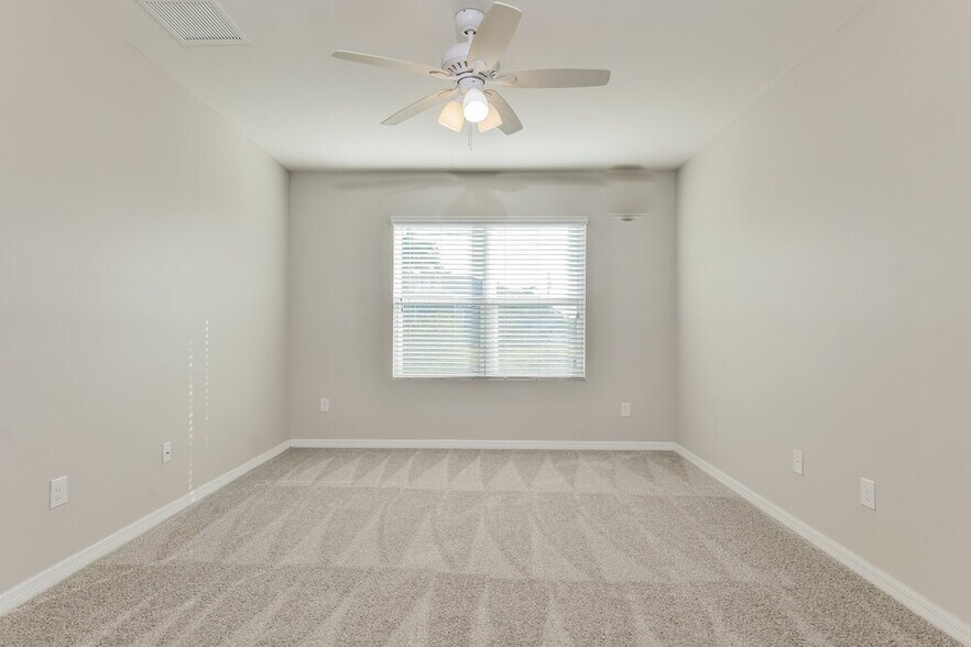 Building Photo - 4413 SW 15th Ave