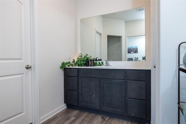 Building Photo - 1938 Madison Dr