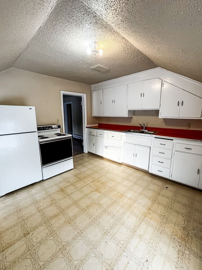 Building Photo - 5 Bed 2 Bath Single Family Home!