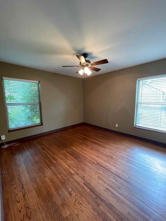 Building Photo - Updated Florence Park South Bungalow! 2 Be...