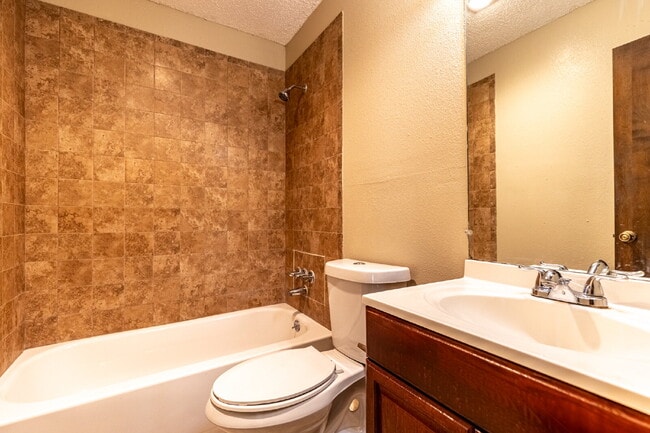 Building Photo - 2943 Keslake St