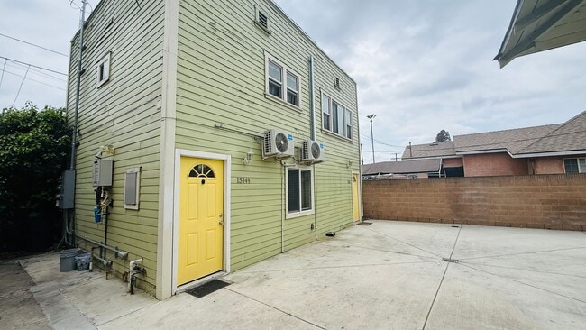 Building Photo - Private and quiet 1-bedroom. In-unit laundry!