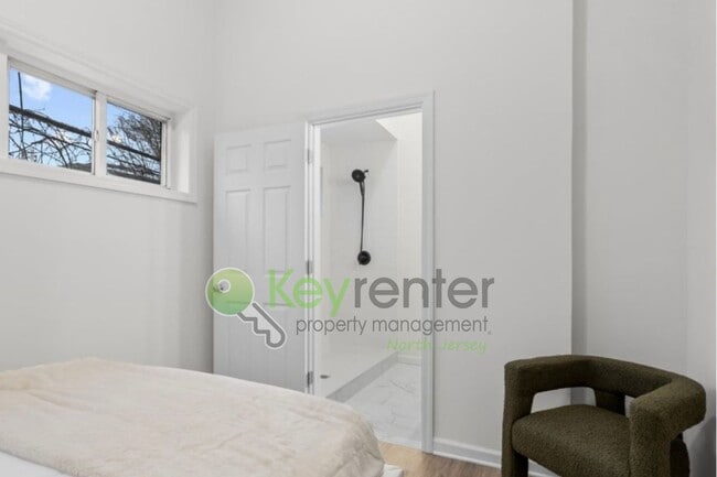 Building Photo - Rare Renovated 3BR/2BA Townhouse with Private Yard & NYC Views