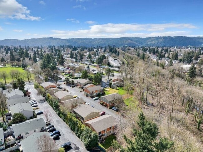 Building Photo - 2 bedroom Available! Pets OK! 1st month RE...